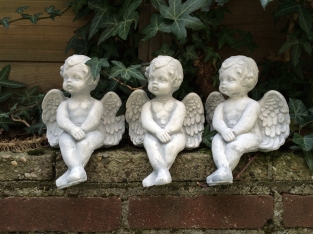 Kleine Zittende Engel - Steen - Engelbeeldje