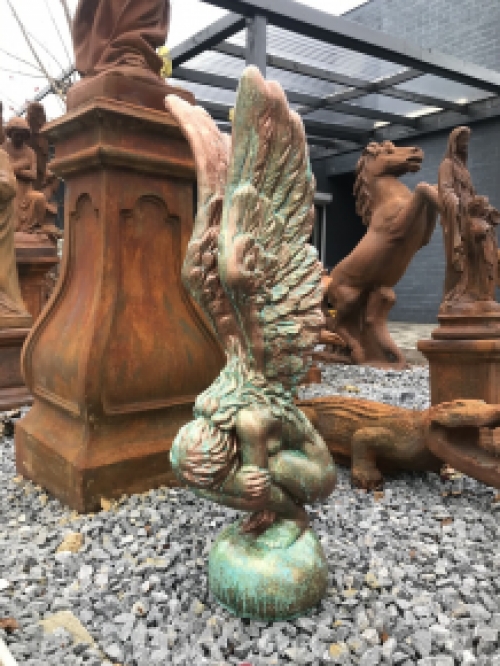 Knielende engel in een prachtige koper-brons-look, bijzonder beeld!