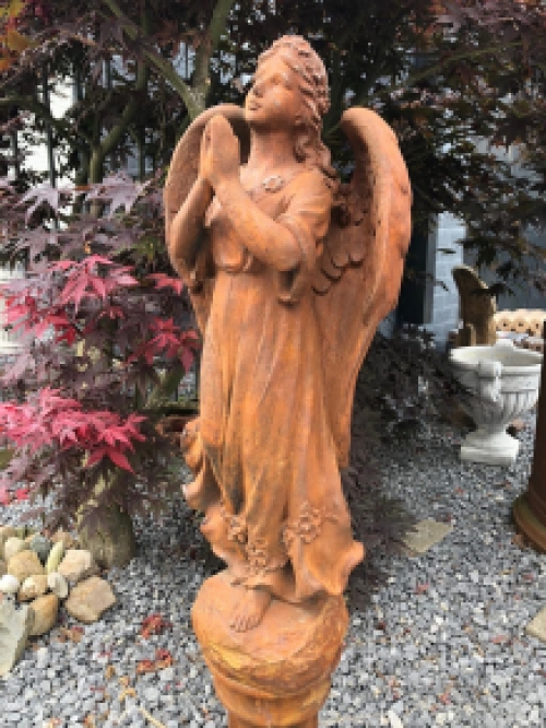 Engel aus Stein, Engelstatue aus Oxid, Grabengel