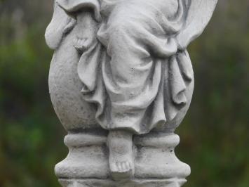 Sitzender Engel auf Kugel - Vollstein - Engelskulptur