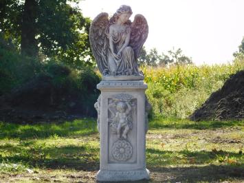 Engel mit Flügeln auf englischem Sockel – 113 cm – Stein