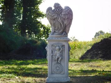 Engel mit Flügeln auf englischem Sockel – 113 cm – Stein