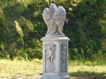 Engel mit Flügeln auf englischem Sockel – 113 cm – Stein