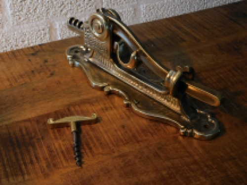 Wand wijnopener, hendel kurkentrekker messing, flesopener messing, heel fraai!! LAATSTE