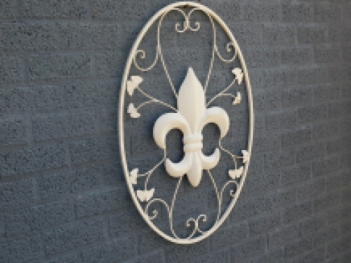 Großes Wandornament - Französische Lilie - Schmiedeeisen - antik-weiß