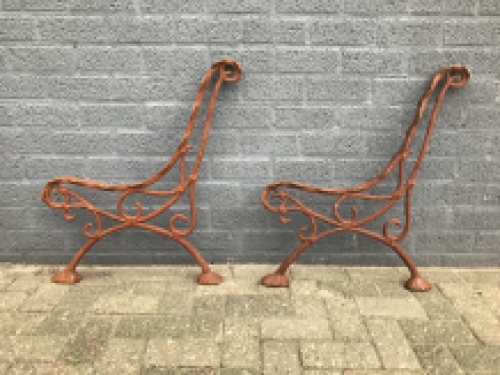 Satz loser Bankseitenteile, schwere Gusseisenstützen