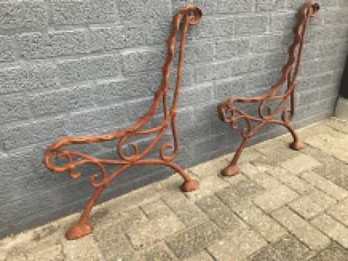 Satz loser Bankseitenteile, schwere Gusseisenstützen
