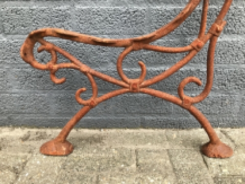 Satz loser Bankseitenteile, schwere Gusseisenstützen