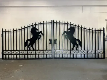 Beautiful black wrought iron gate – 547 cm wide – with rearing horse, LETSTE !!