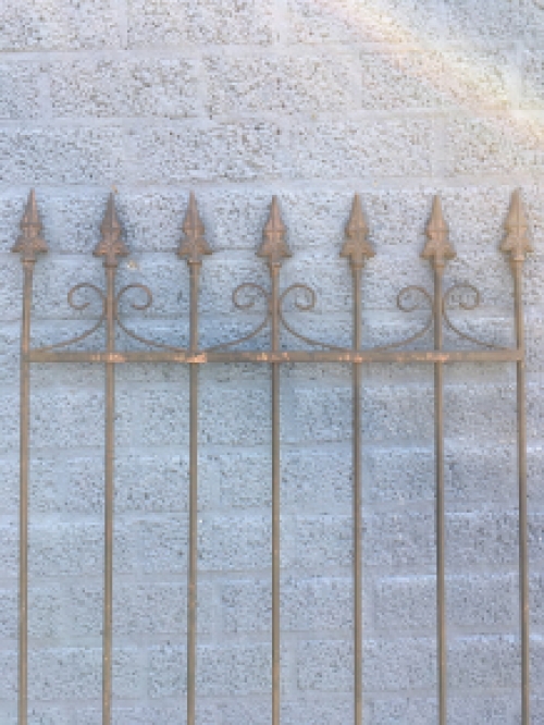 Prachtig sierhekwerk met Franse lelie metaal met 2 x tuinsteek, echt mooi!!