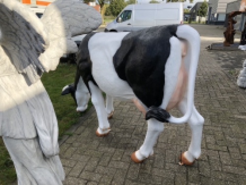 Mooie sculptuur van een grazende koe, prachtig in kleur gezet, echte eye-catcher!!