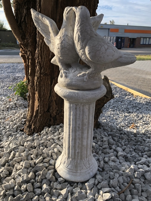 Taubenpaar auf Sockel – 60 cm – Massiver Stein