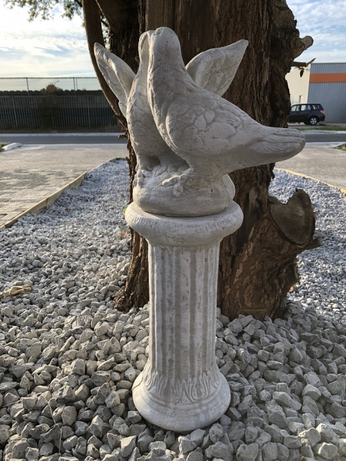 Taubenpaar auf Sockel – 60 cm – Massiver Stein