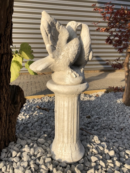 Taubenpaar auf Sockel – 60 cm – Massiver Stein