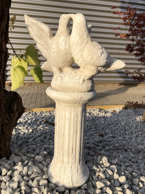Taubenpaar auf Sockel – 60 cm – Massiver Stein