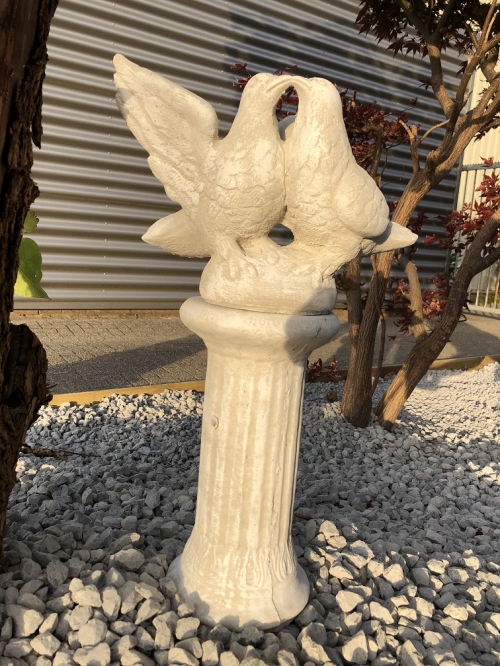 Taubenpaar auf Sockel – 60 cm – Massiver Stein