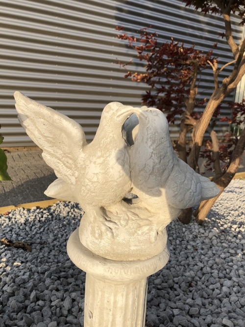 Taubenpaar auf Sockel – 60 cm – Massiver Stein