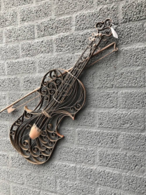 Schöne schmiedeeiserne Geige für die Gartenmauer oder drinnen als Wanddekoration!