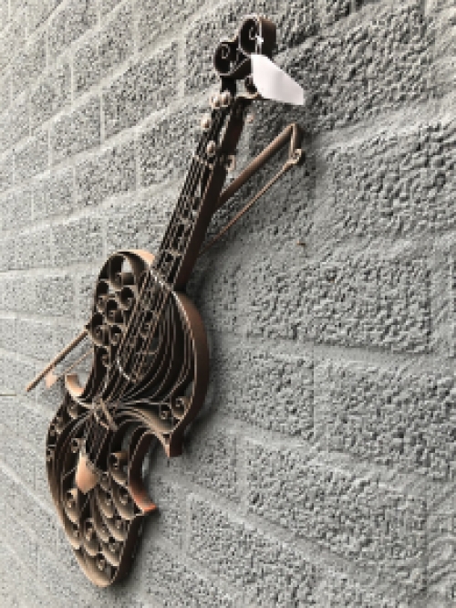 Schöne schmiedeeiserne Geige für die Gartenmauer oder drinnen als Wanddekoration!