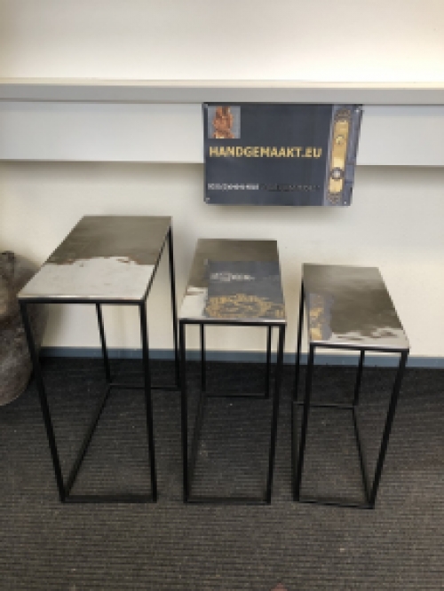Satz von 3 Beistelltischen mit rechteckigen Nickel-Platten.