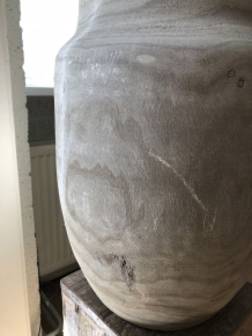 Schöne große Holzvase in der Farbe grau