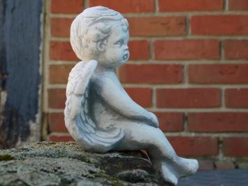 Kleine Zittende Engel - Steen - Engelbeeldje