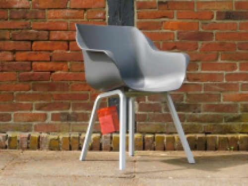 Schalensitz - grau - weiße Beine, noch 2 X!!