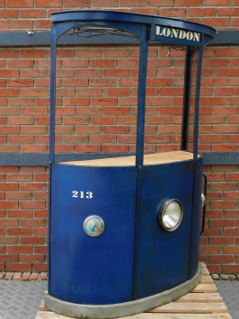 Tram Bar im Vintage-Look – London – Blau – Weinbar – Einzigartig