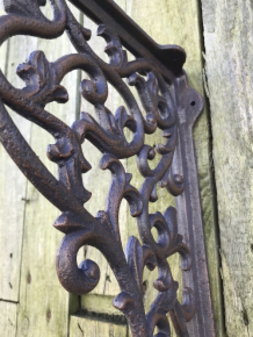 Pair of shelf supports, bracket, cast iron, nice and attractive model