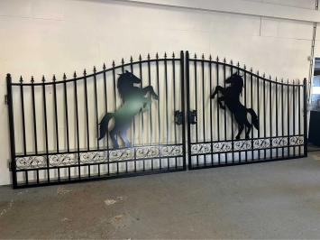 Beautiful black wrought-iron gate – 433 cm wide – featuring a rearing horse