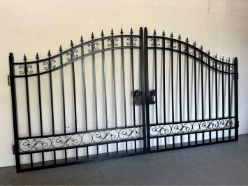 Wrought Iron Gate – Sleek Design – 547 cm – Black