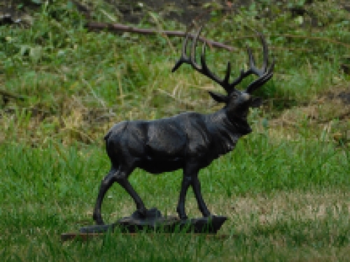 Skulptur „Damhirsch“ – Gusseisen mit Sockel aus Hartholz