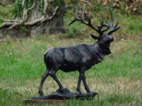 Skulptur „Damhirsch“ – Gusseisen mit Sockel aus Hartholz