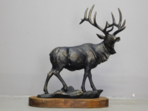 Skulptur „Damhirsch“ – Gusseisen mit Sockel aus Hartholz
