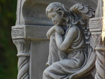 Klassische Kapelle mit sitzendem Engel – 65 cm – Grau/Weiß – Stein