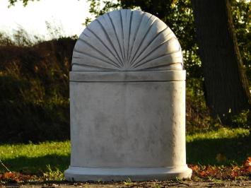 Klassische Kapelle mit sitzendem Engel – 65 cm – Grau/Weiß – Stein