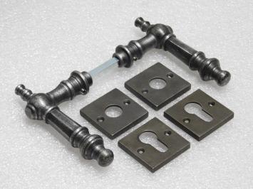 Set Türgriffe Victoria + Türgriff- und Schlossrosetten, quadratisch – Gusseisen, verzinkt