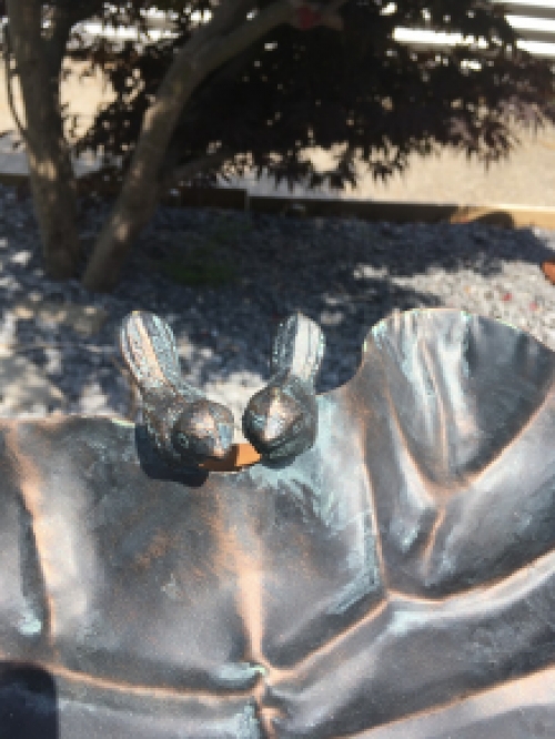 Vogeltränke aus Metall, in Form eines Blattes, mit 2 Vögeln, die auf dem Rand sitzen, schön verarbeitet!