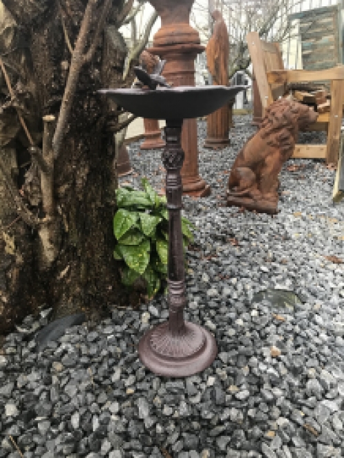 Fraai vogelbad op voet, met leuk decoratief vogeltje op de rand van het bad, gietijzer