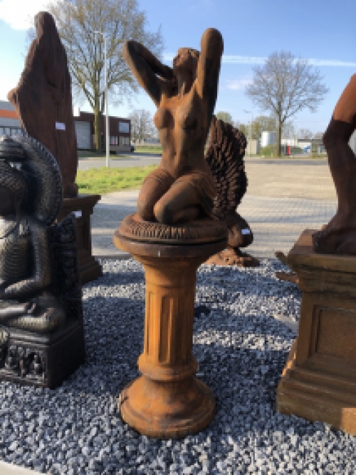 Beeld Naakte Knielende Vrouw op Sokkel - Steen in Oxide