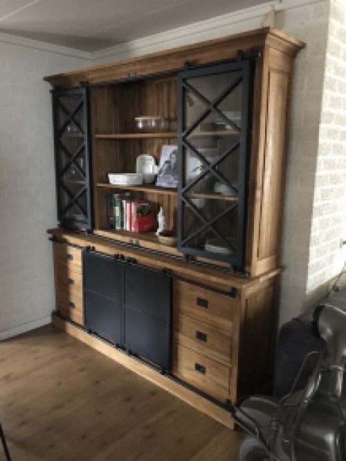 Schöner industrieller Hängeschrank aus Kolonialholz mit Metalloberfläche. TOP! LAST!