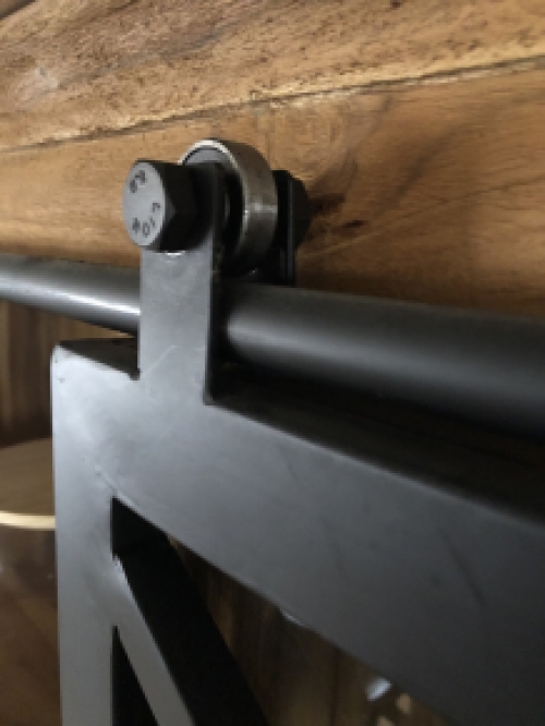 Schöner industrieller Hängeschrank aus Kolonialholz mit Metalloberfläche. TOP! LAST!