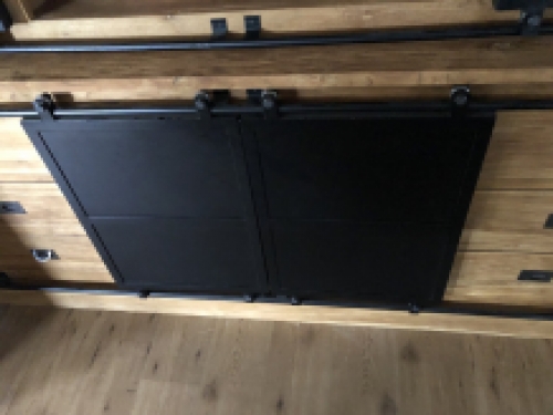 Schöner industrieller Hängeschrank aus Kolonialholz mit Metalloberfläche. TOP! LAST!