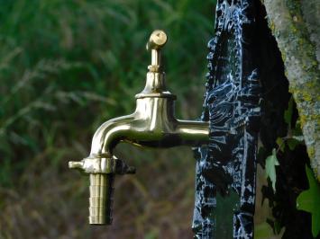 Wandbrunnen – Schwarz – Aluminium mit Messingarmatur