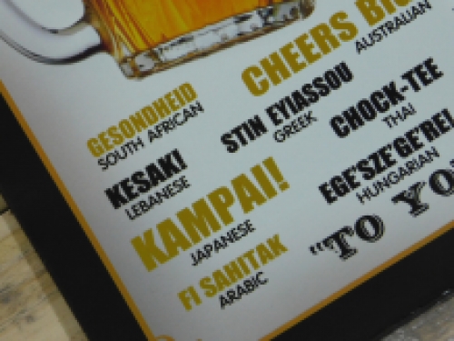 Wandschild Bier - ''Cheers'' in vielen Sprachen - Metall