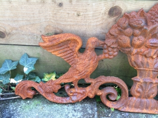 Wandschmuck Tauben essen Beeren, Gusseisen, Frieden