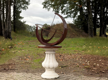 Handgemaakte Zonnewijzer Metaal op Stenen Sokkel - 140 cm hoog - Roestige Stalen Afwerking